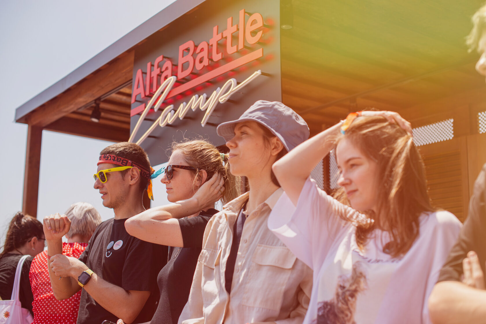 Участники на открытом воздухе под вывеской Alfa Battle Camp